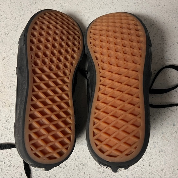 Vans Black Lace up Low top Skate shoes Youth size 2 - Picture 3 of 5